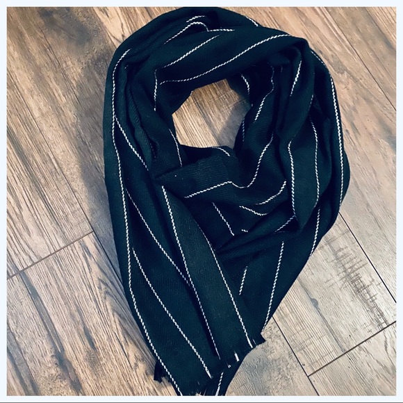 Boho chic Beautiful black and white scarf - Picture 3 of 4